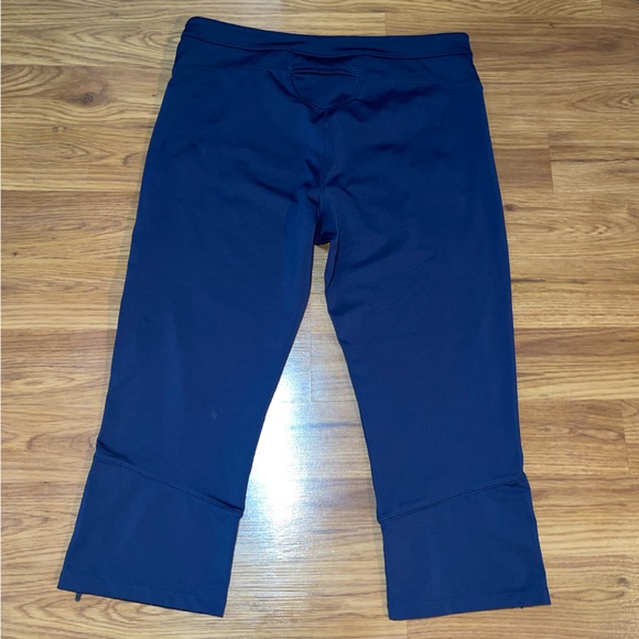 💙ATHLETA💙 Women’s Flare Capri Active Leggings - Picture 3 of 7